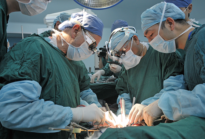 UCLA-Busttil教授与郑院长做肝移植手术中