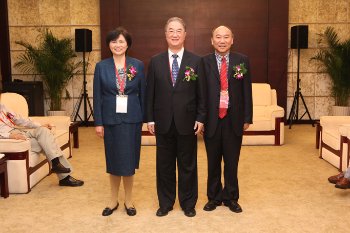 全国人大常委会副委员长、农工党中央主席桑国卫院士与郑树森院士李兰娟院士合影