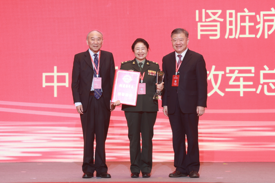 1734073293533126qMOb.png 3.陈竺院士、郑树森院士为陈香美院士颁奖.png