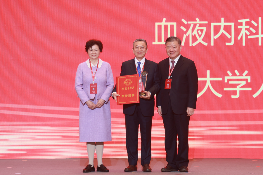 1734073340266339wbia.png 4.陈竺院士、李兰娟院士为黄晓军院士颁奖.png