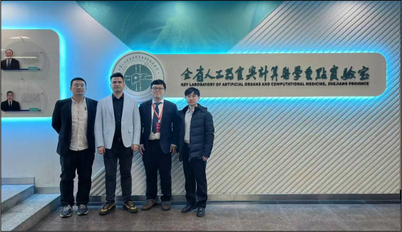 图 3.吐尔洪江·吐逊和刘征涛教授在实验室交流时的合影.png
